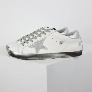 Golden Goose Super-Star Tênis Lifestyle Brancos e Prateados com Estrela de Glitter