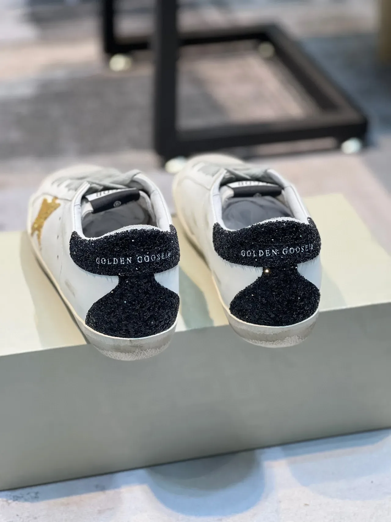Golden Goose Super-Star White Gold zapatillas lifestyle de cuero distressed con glitter 2
