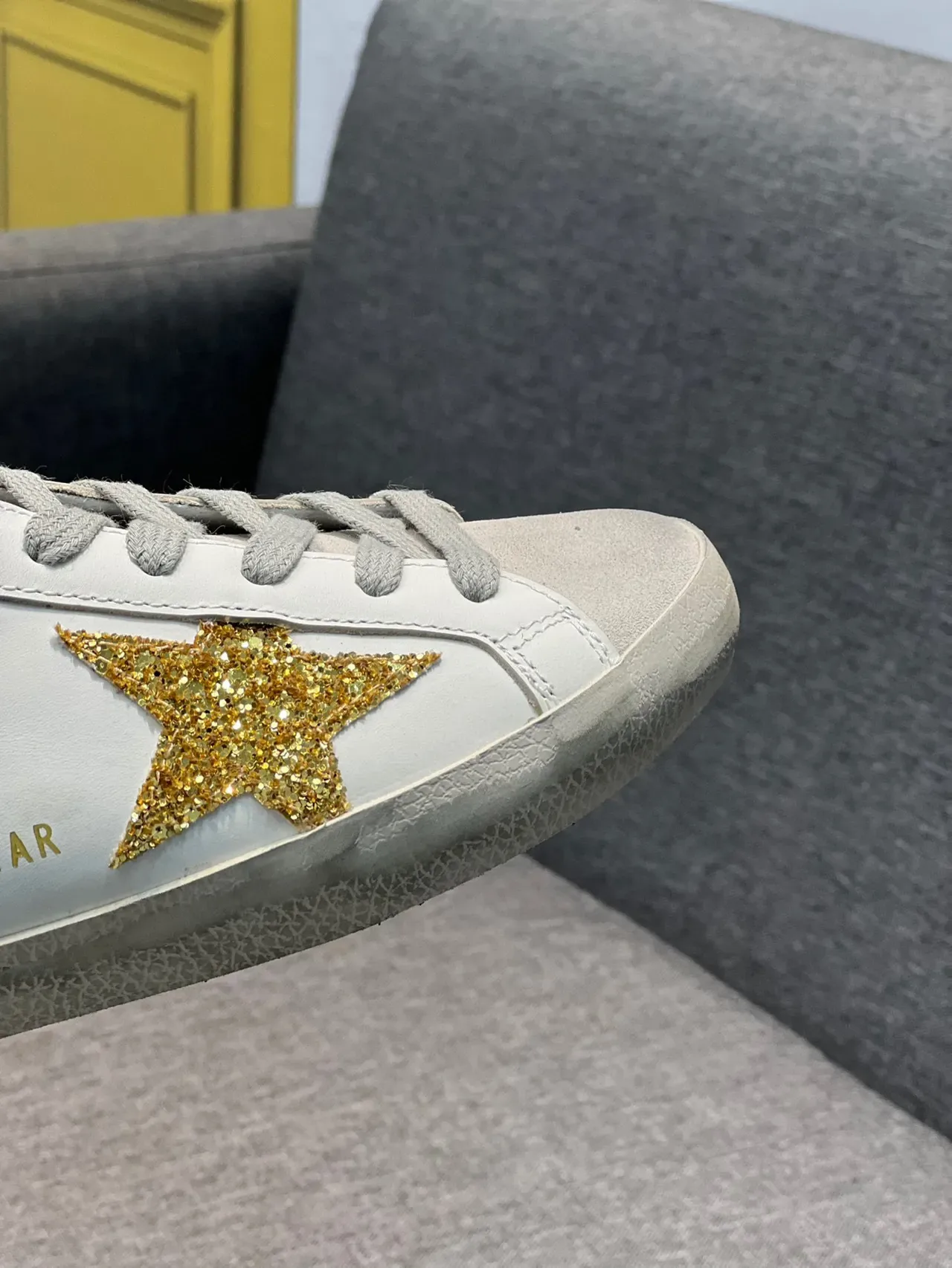 Golden Goose Super-Star White Gold zapatillas lifestyle de cuero distressed con glitter 3
