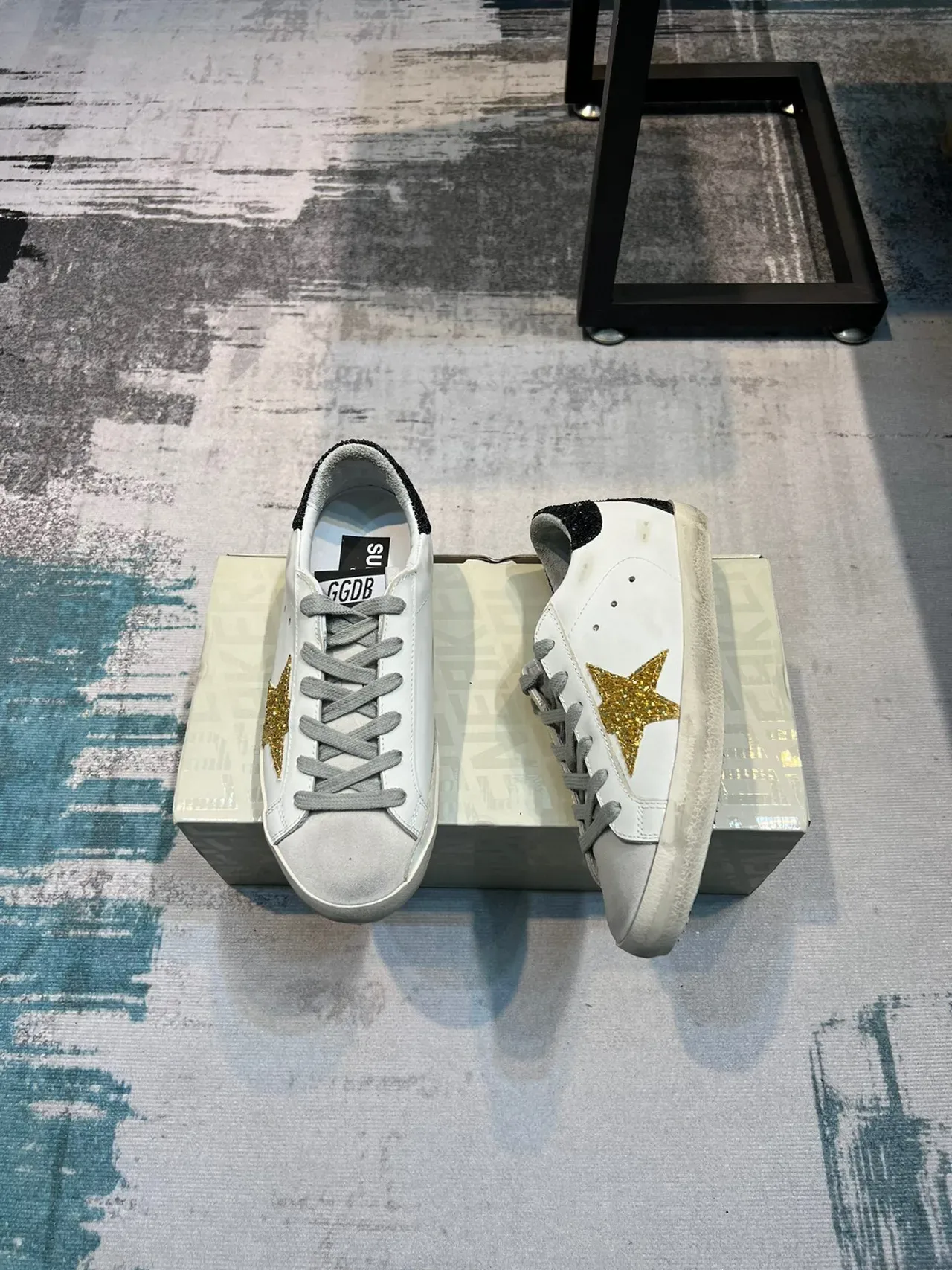 Golden Goose Super-Star White Gold zapatillas lifestyle de cuero distressed con glitter 4