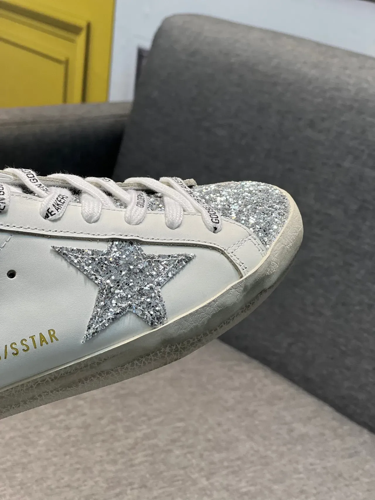 Golden Goose Super-Star সাদা রৌপ্য বিবরণ বিঘ্নিত রাবার একমুখী লাইফস্টাইল স্নিকার 3