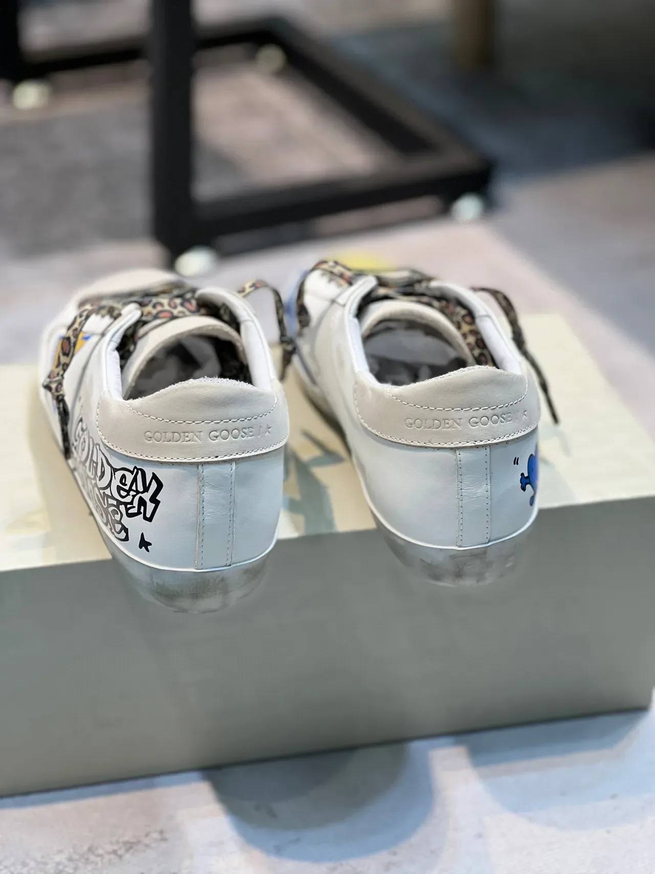 Golden Goose Super-Star chaussures lifestyle blanches jaunes semelle caoutchouc distressed lacets imprimé léopard 2