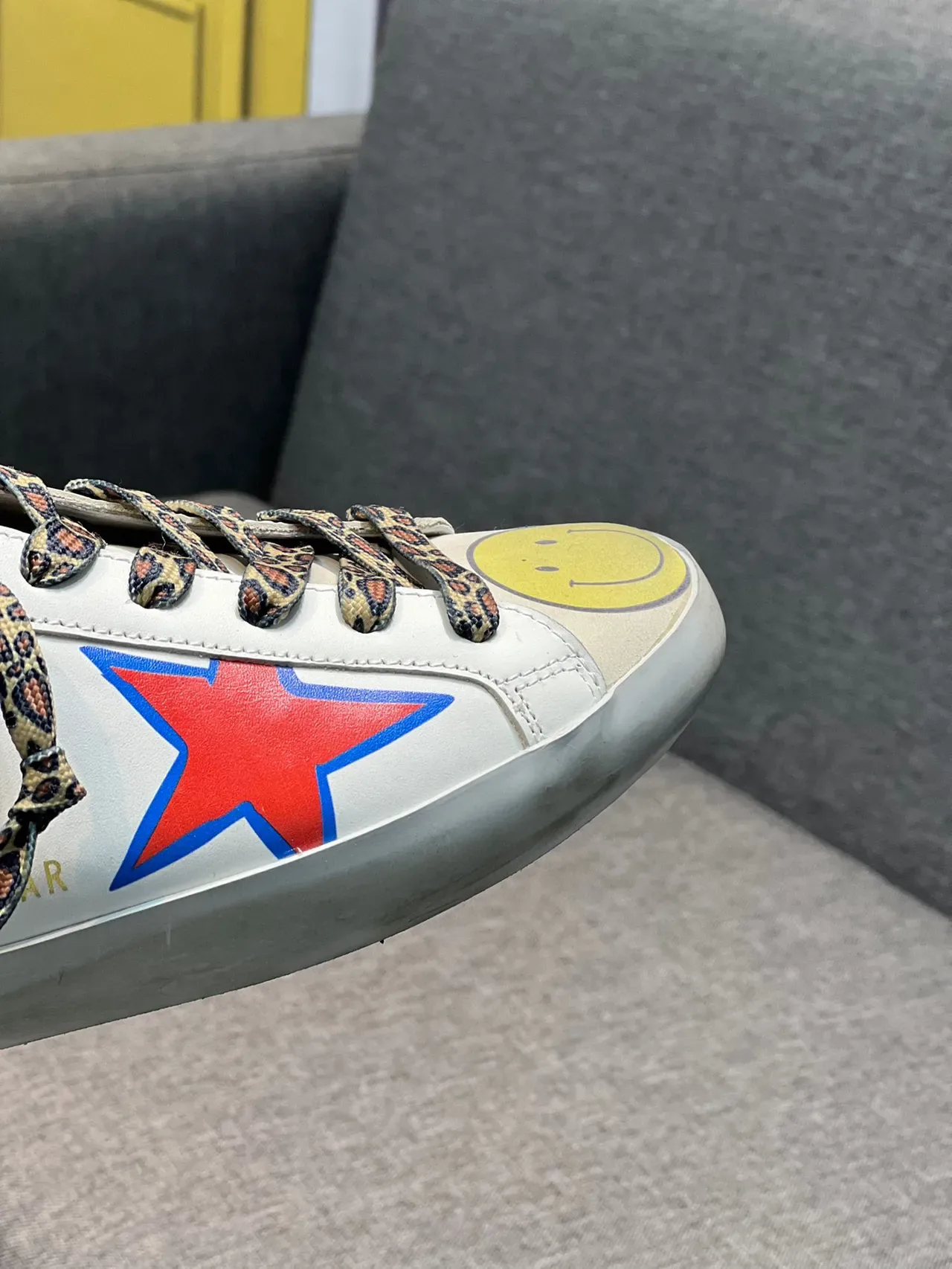 Golden Goose Super-Star chaussures lifestyle blanches jaunes semelle caoutchouc distressed lacets imprimé léopard 3