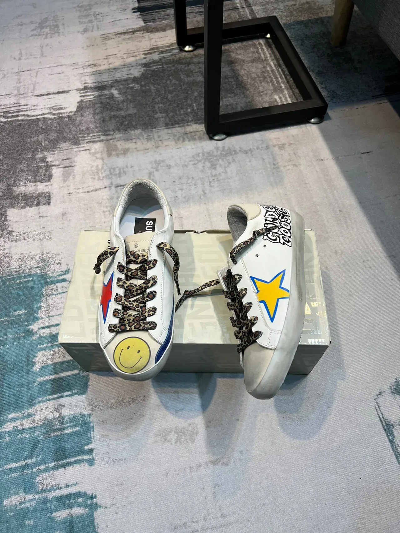 Golden Goose Super-Star chaussures lifestyle blanches jaunes semelle caoutchouc distressed lacets imprimé léopard 4