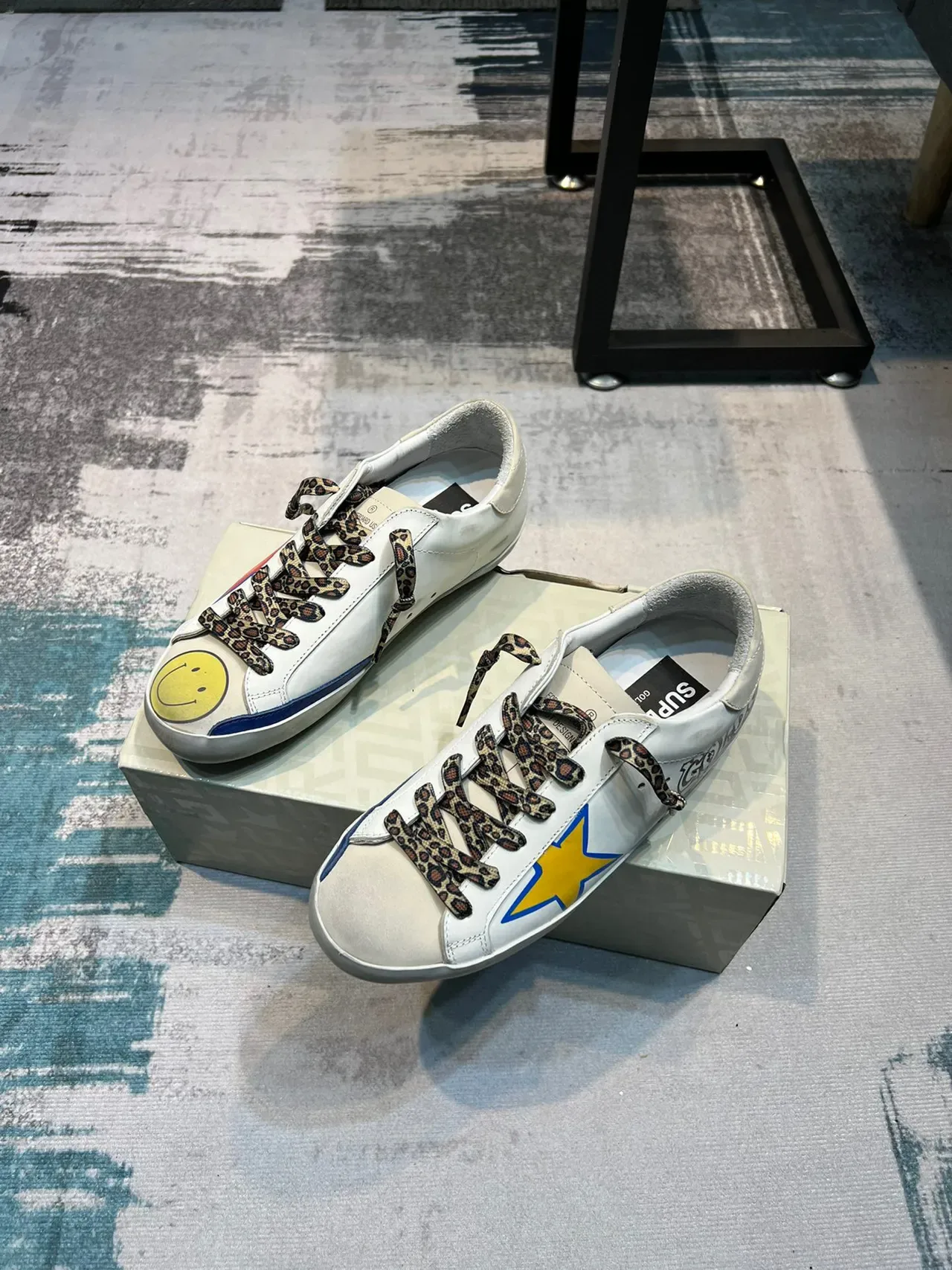 Golden Goose Super-Star chaussures lifestyle blanches jaunes semelle caoutchouc distressed lacets imprimé léopard 5
