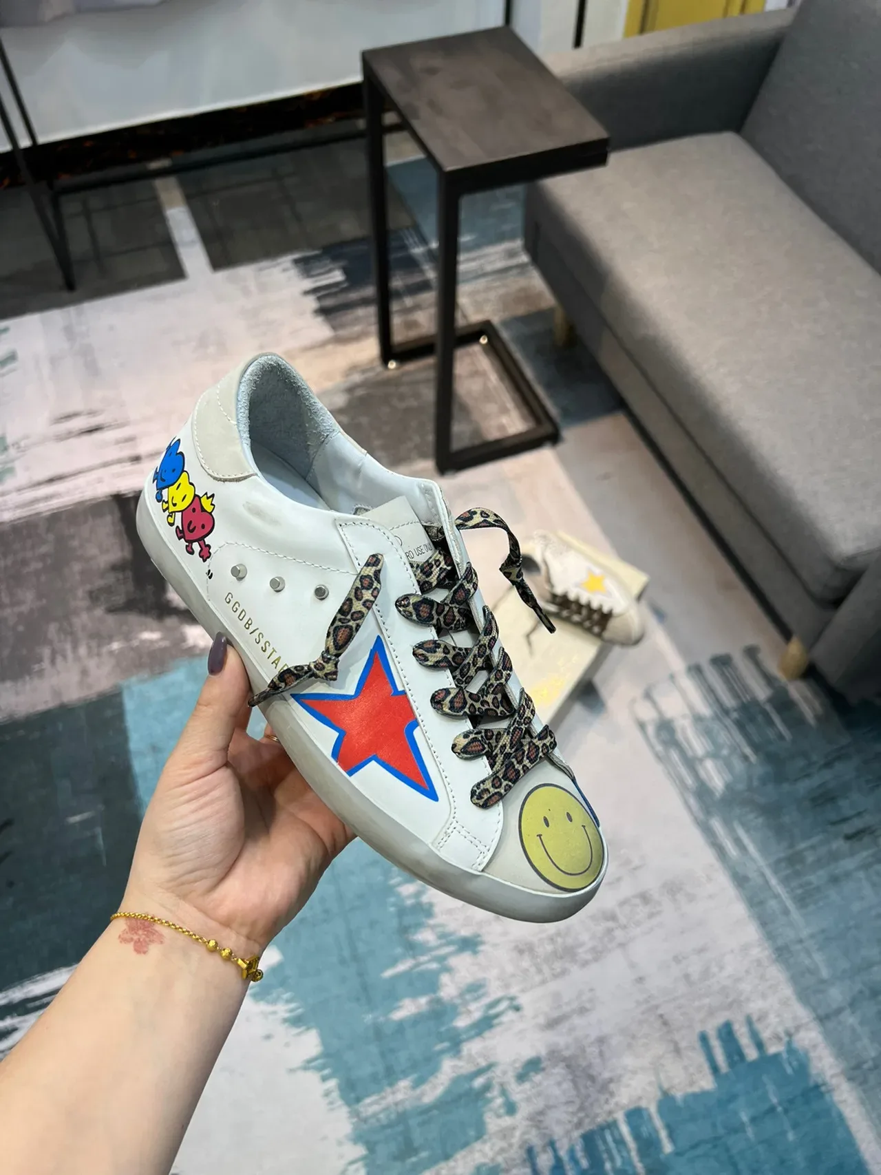 Golden Goose Super-Star chaussures lifestyle blanches jaunes semelle caoutchouc distressed lacets imprimé léopard 6