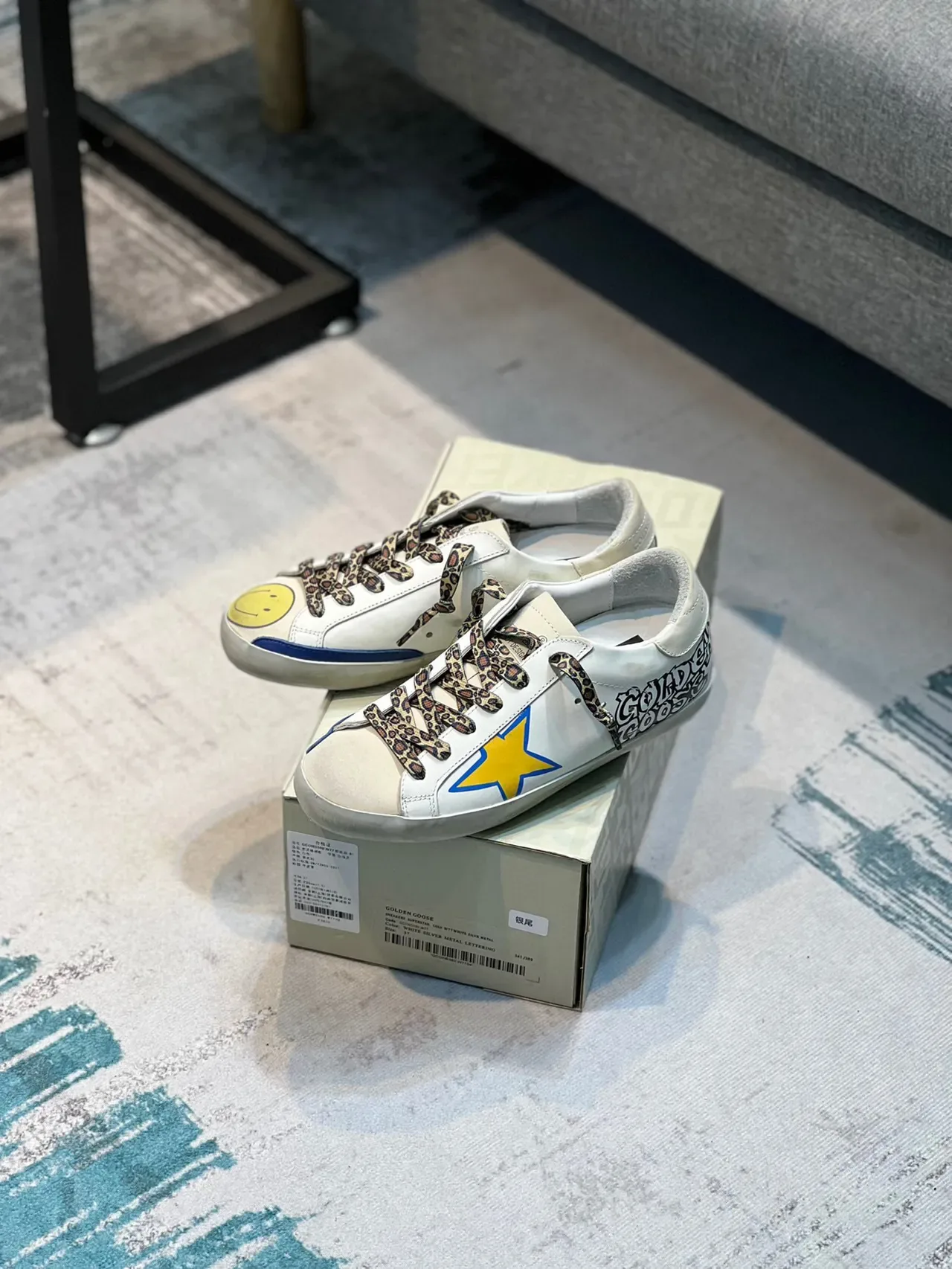 Golden Goose Super-Star chaussures lifestyle blanches jaunes semelle caoutchouc distressed lacets imprimé léopard 7