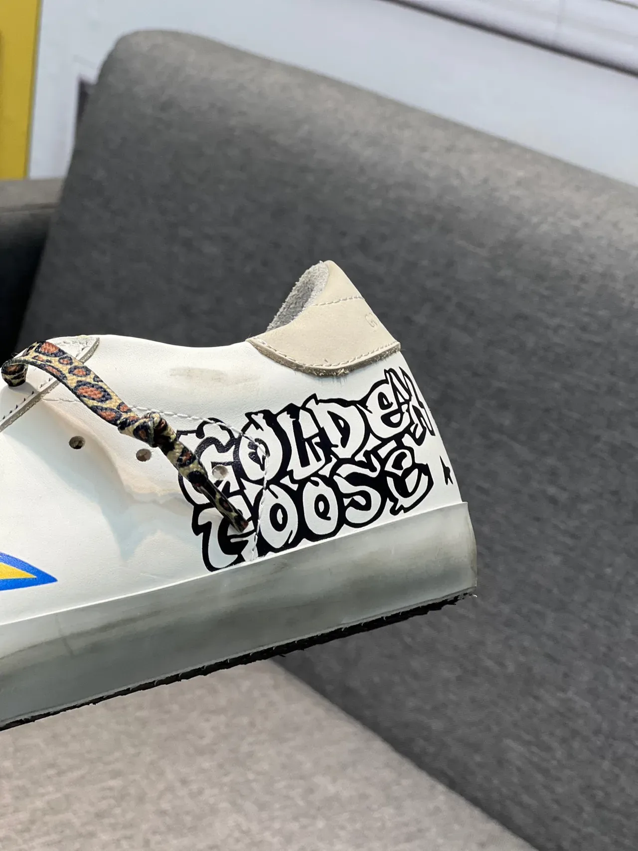 Golden Goose Super-Star chaussures lifestyle blanches jaunes semelle caoutchouc distressed lacets imprimé léopard 8