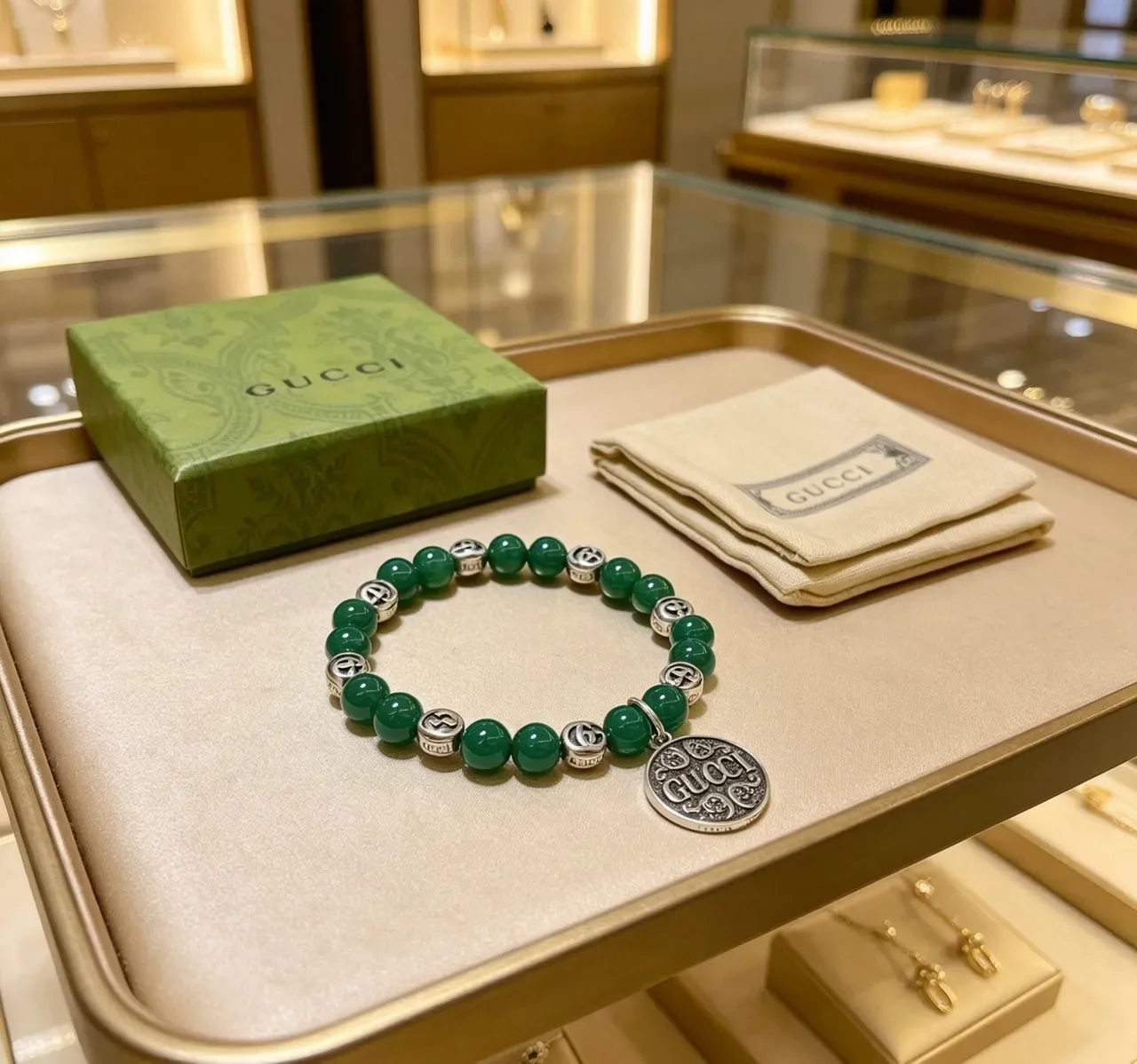 Gucci Pulseira com Contas de Pedras Verdes e Pingente Prateado 3