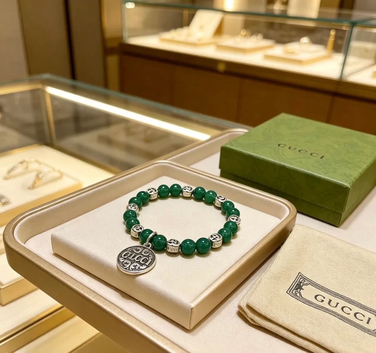 Gucci Pulseira com Contas de Pedras Verdes e Pingente Prateado 4