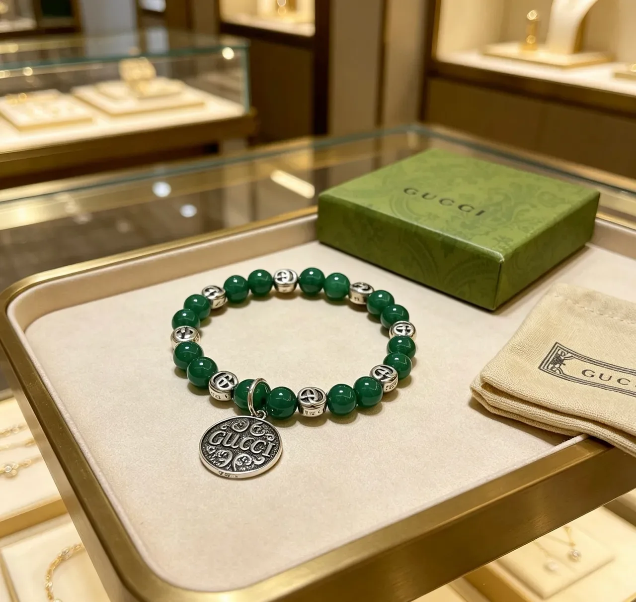Gucci Pulseira com Contas de Pedras Verdes e Pingente Prateado 5