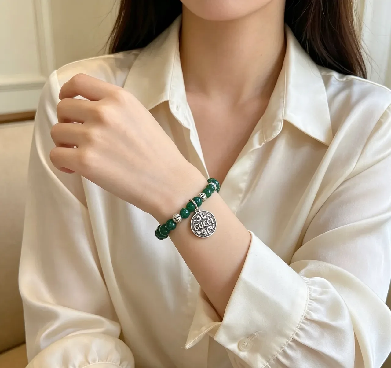 Gucci Pulseira com Contas de Pedras Verdes e Pingente Prateado 6