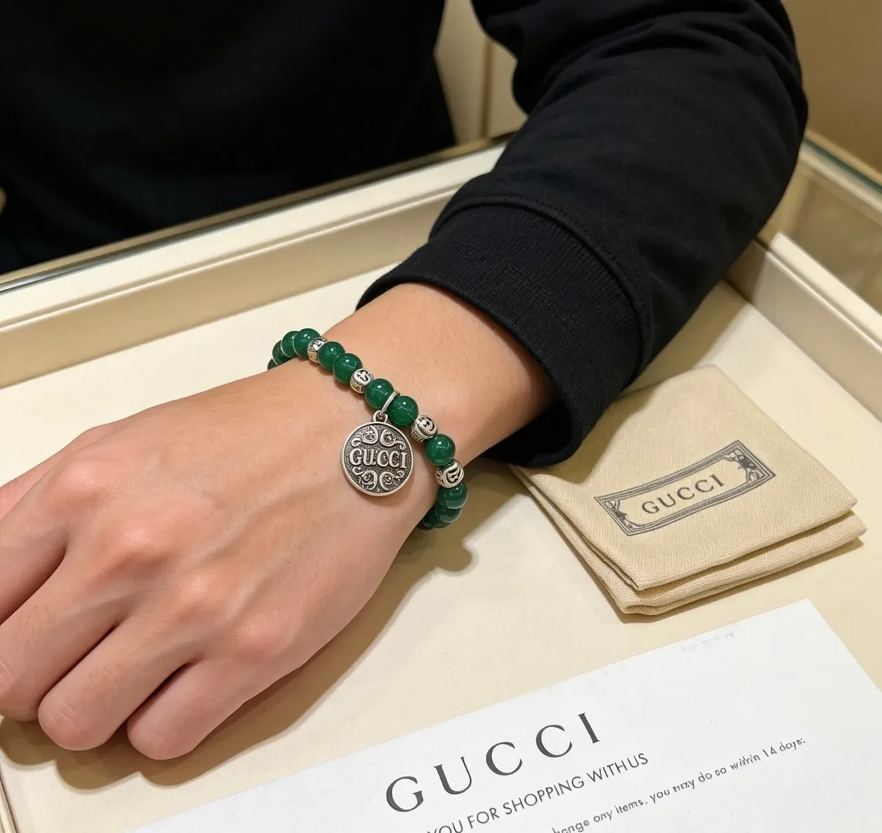 Gucci Pulseira com Contas de Pedras Verdes e Pingente Prateado 8