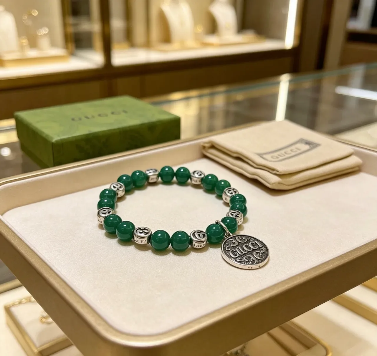 Gucci Pulseira com Contas de Pedras Verdes e Pingente Prateado 9