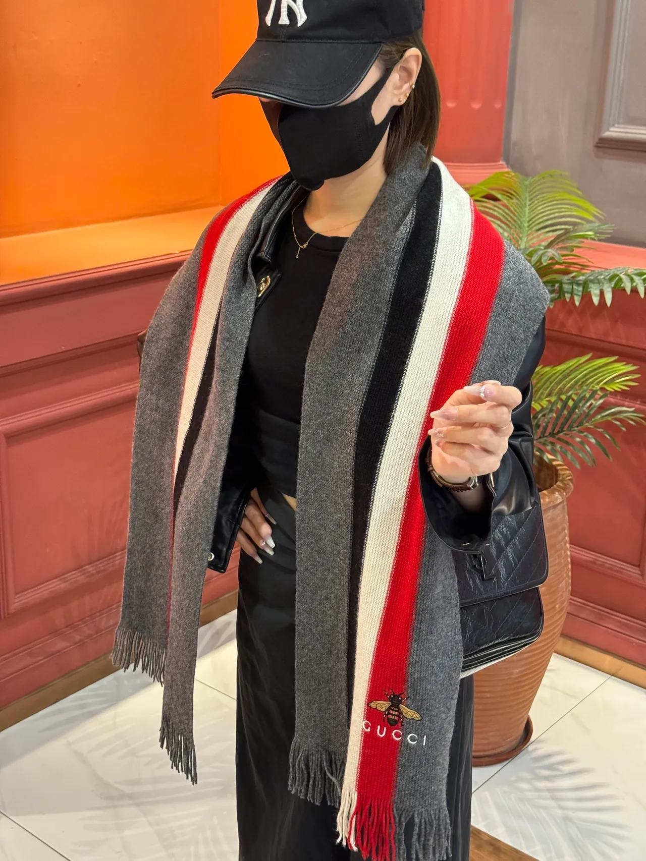 Gucci Motivo Abeja Jersey Rayado de Cachemira Bufanda 2