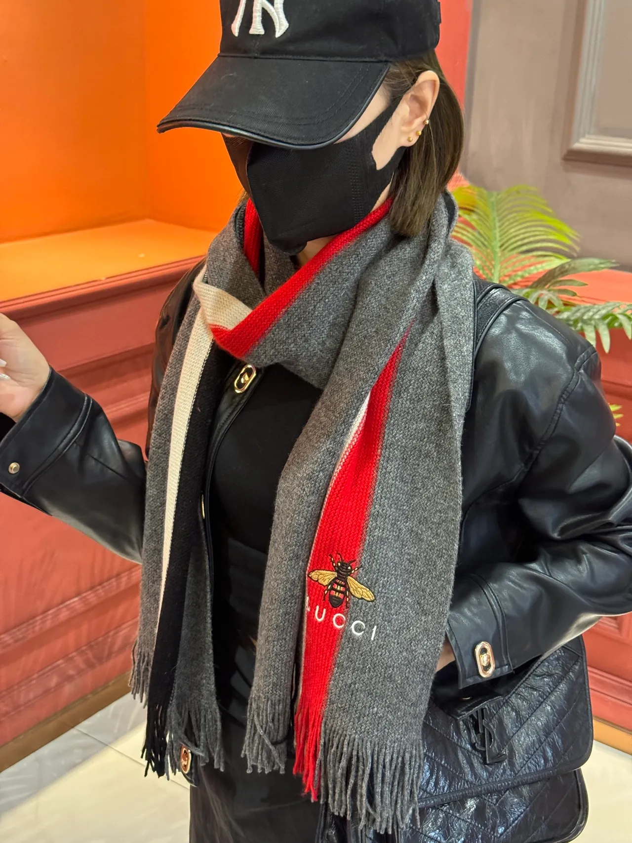 Gucci Motivo Abeja Jersey Rayado de Cachemira Bufanda 3