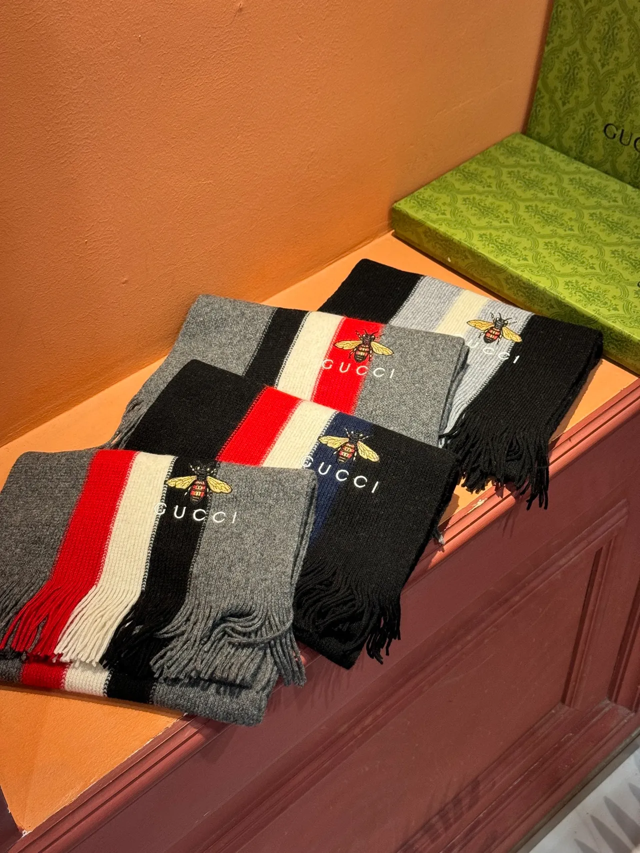 Gucci Motivo Abeja Jersey Rayado de Cachemira Bufanda 5