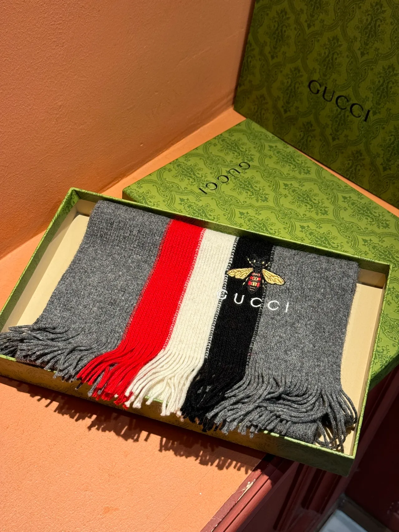Gucci Motivo Abeja Jersey Rayado de Cachemira Bufanda 6