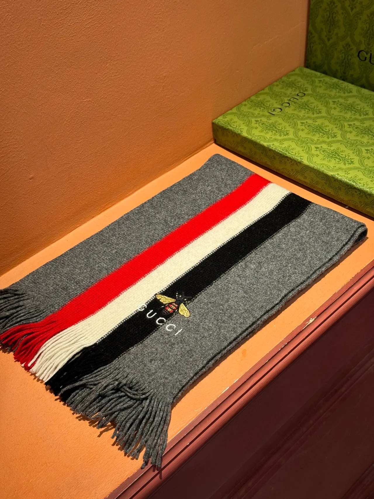 Gucci Motivo Abeja Jersey Rayado de Cachemira Bufanda 7