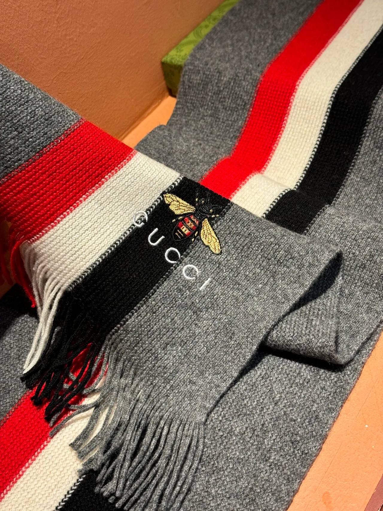 Gucci Motivo Abeja Jersey Rayado de Cachemira Bufanda 9