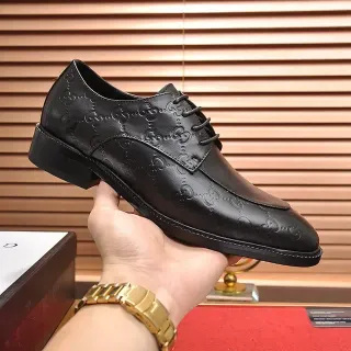 Gucci Chaussures Oxford à embout noir avec monogramme GG embossed