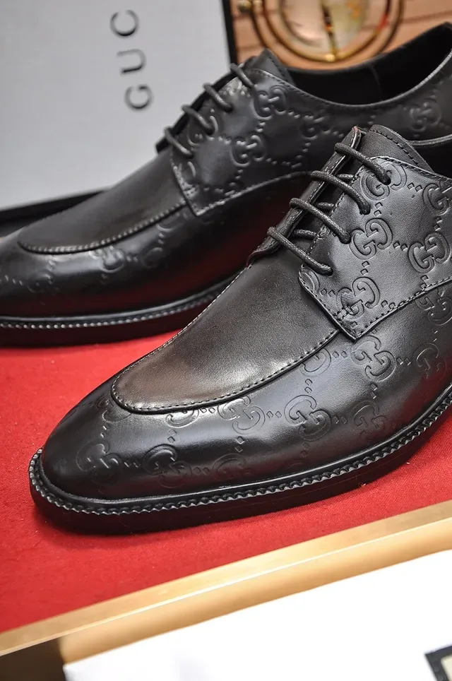 Gucci Chaussures Oxford à embout noir avec monogramme GG embossed 2