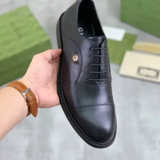 Gucci কালো সোনালী গোল টো সের্রেটেড ওয়েল্ট অক্সফোর্ড জুতো