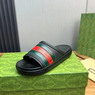 Gucci نعال منزلية سوداء وخضراء مع نعل مطاطي مطبوخ وشريط شبكي