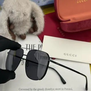 Gucci نظارات شمسية أفياتور إطار معدني أسود مات شكل مستطيل