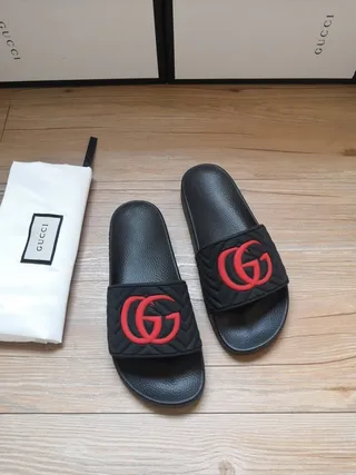 Gucci Chinelos pretos vermelhos acolchoados com alça e logo GG Interlocking 2
