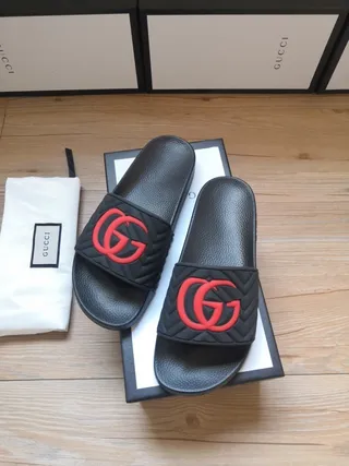 Gucci Chinelos pretos vermelhos acolchoados com alça e logo GG Interlocking 3