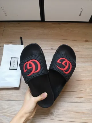 Gucci Chinelos pretos vermelhos acolchoados com alça e logo GG Interlocking 4