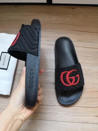 Gucci Chinelos pretos vermelhos acolchoados com alça e logo GG Interlocking 5