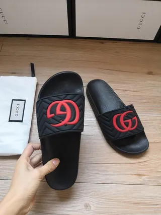 Gucci Chinelos pretos vermelhos acolchoados com alça e logo GG Interlocking 6