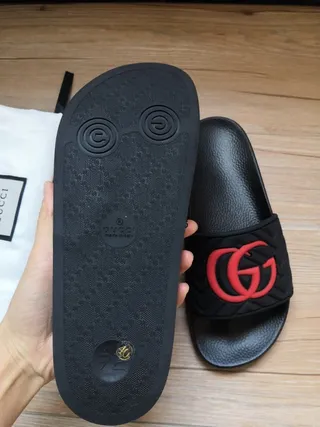 Gucci Chinelos pretos vermelhos acolchoados com alça e logo GG Interlocking 7