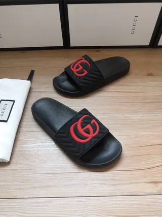 Gucci Chinelos pretos vermelhos acolchoados com alça e logo GG Interlocking 8