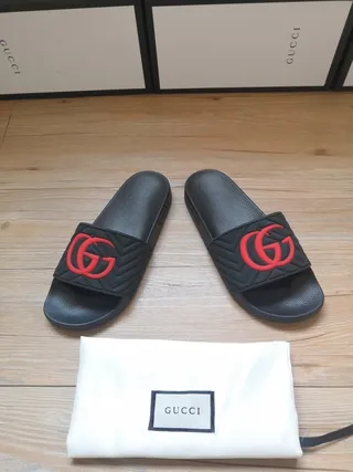 Gucci Chinelos pretos vermelhos acolchoados com alça e logo GG Interlocking 9