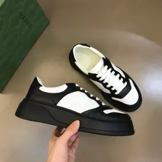 Gucci Zapatillas Lifestyle Negras y Blancas con Suela Plataforma Gruesa y Paneles Laterales Perforados