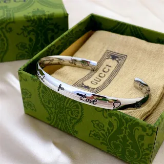 Gucci أعمى للحب سوار فضي مفتوح منحوت
