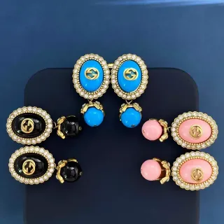 Gucci أقراط بيضوية من الراتنج مع وجه أزرق ذهبي وإطار كريستال مرصع