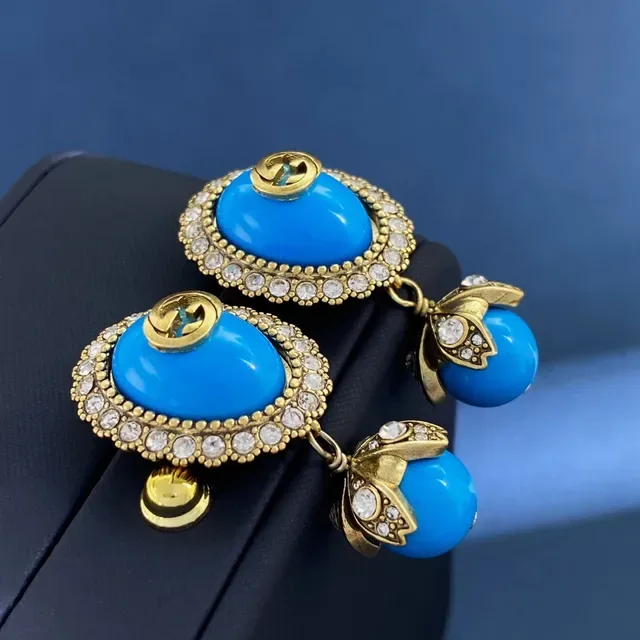 Gucci Boucles d'Oreilles Ovales en Résine Bleu et Or avec Borde de Cristaux Incrustés 2
