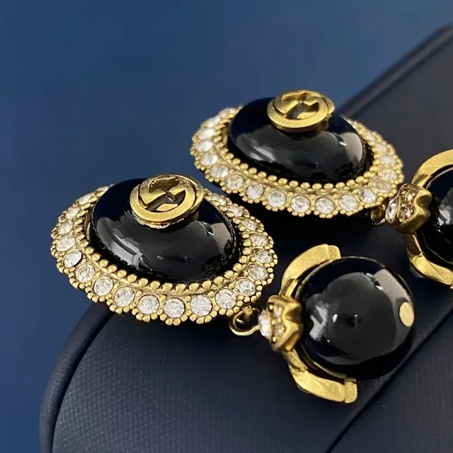 Gucci Boucles d'Oreilles Ovales en Résine Bleu et Or avec Borde de Cristaux Incrustés 4