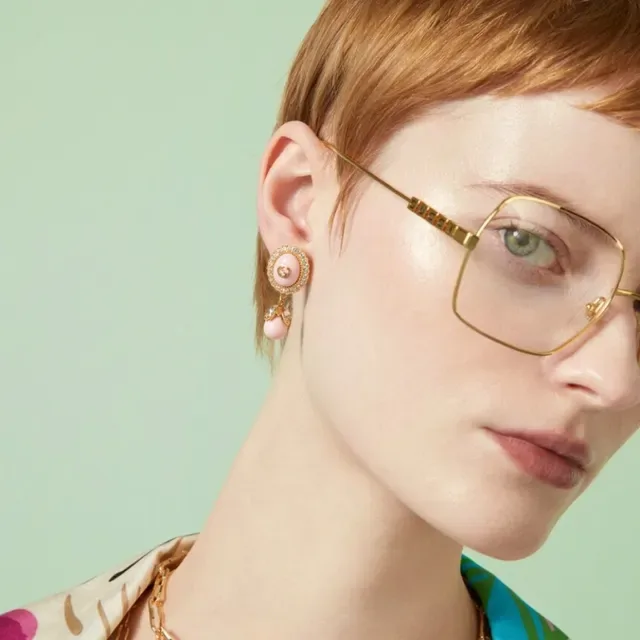 Gucci Boucles d'Oreilles Ovales en Résine Bleu et Or avec Borde de Cristaux Incrustés 5