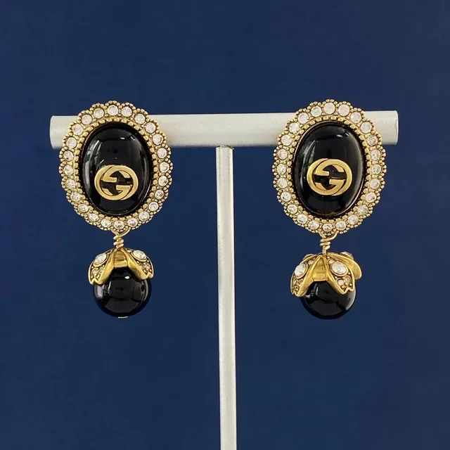 Gucci Boucles d'Oreilles Ovales en Résine Bleu et Or avec Borde de Cristaux Incrustés 7
