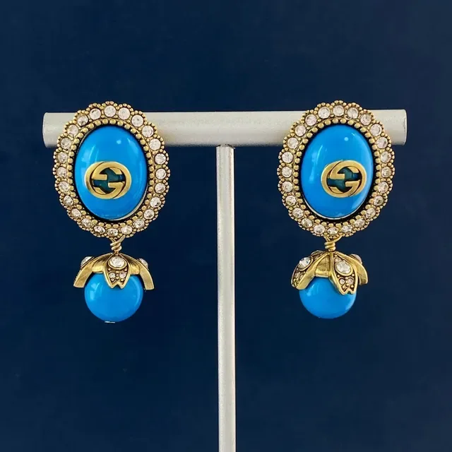 Gucci Boucles d'Oreilles Ovales en Résine Bleu et Or avec Borde de Cristaux Incrustés 8