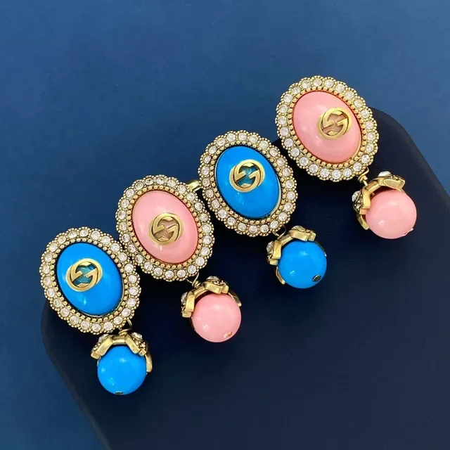 Gucci Boucles d'Oreilles Ovales en Résine Bleu et Or avec Borde de Cristaux Incrustés 9
