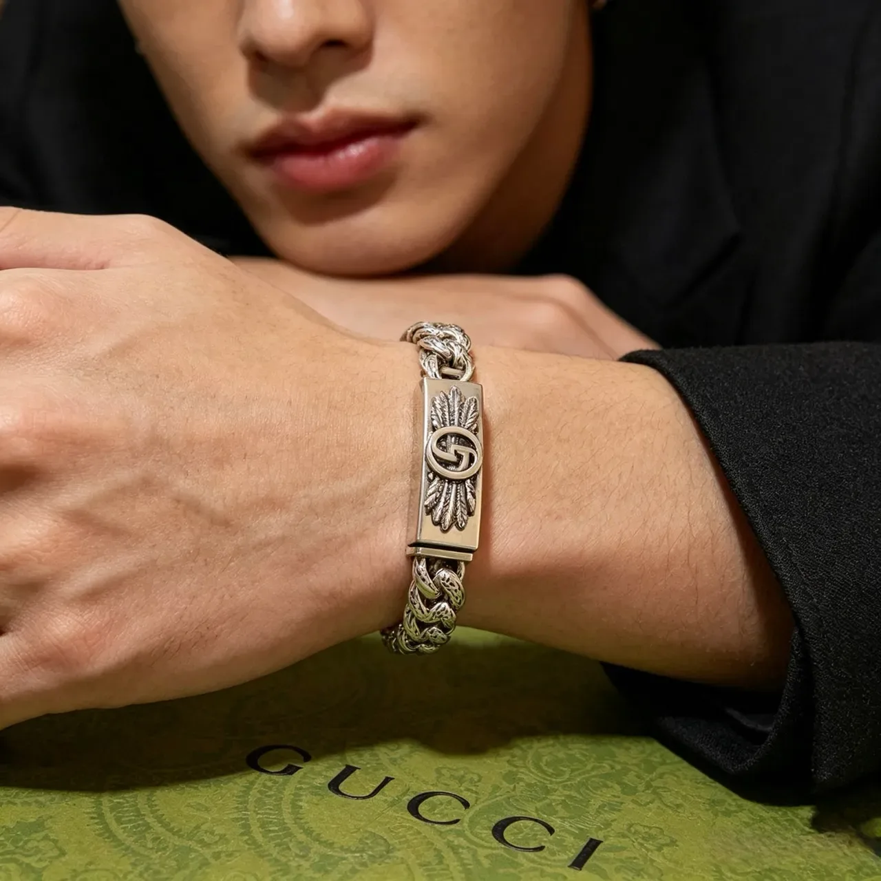 Gucci Dionysus Pulsera Cadena Curb-Link Gruesa Plata con Motivos de Alas Grabados 7