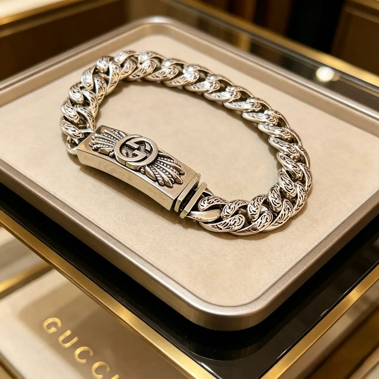 Gucci Dionysus Pulsera Cadena Curb-Link Gruesa Plata con Motivos de Alas Grabados 8