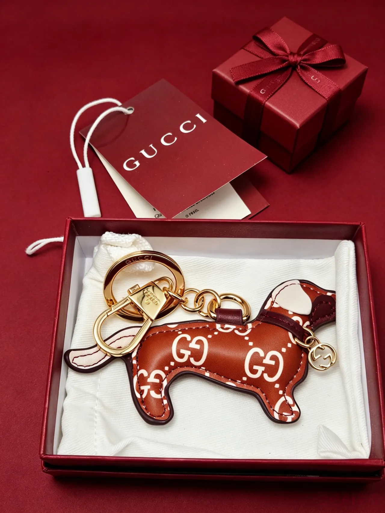 Gucci চাবি হোল্ডার কুকুর বাদামি বেইজ চামড়া সিলুয়েট আন্তঃসংযুক্ত GG মোনোগ্রাম প্রিন্ট ফোন কেস 4