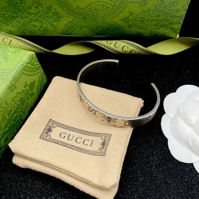 Gucci Engraved GG Bee Motif Silver-Toned Open Cuff Bracelet 3